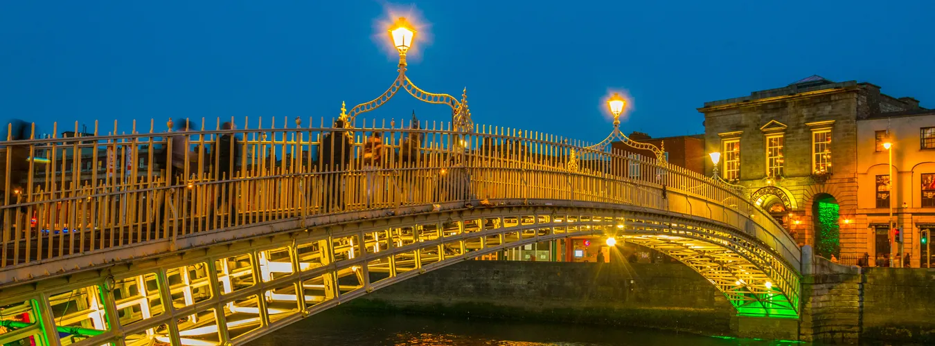 The Ha'penny Bridge over the River Liffey in Dublin at night
